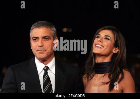 DER US-Schauspieler George Clooney und die italienische Freundin Elisabetta Canalis posieren während der Premiere des Films 'Up in the Air' auf dem 4. Filmfestival in Rom, Italien am 17. Oktober 2009. Foto von ABACAPRESS.COM Stockfoto