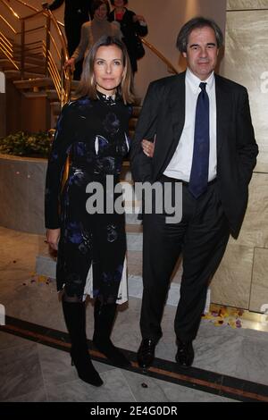 Carole Bouquet und ihr Freund Claudio Costamagna posieren während der Abschlussnacht des 3. Internationalen Filmfestivals DirActor's Cut, das am 17. Oktober 2009 in Luxemburg stattfindet. Foto von Denis Guignebourg/ABACAPRESS.COM Stockfoto