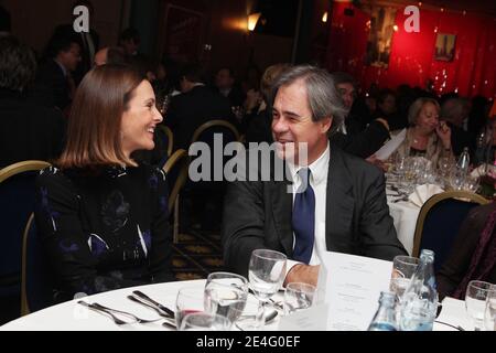 Carole Bouquet und ihr Freund Claudio Costamagna posieren während der Abschlussnacht des 3. Internationalen Filmfestivals DirActor's Cut, das am 17. Oktober 2009 in Luxemburg stattfindet. Foto von Denis Guignebourg/ABACAPRESS.COM Stockfoto