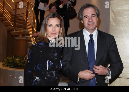 Carole Bouquet und ihr Freund Claudio Costamagna posieren während der Abschlussnacht des 3. Internationalen Filmfestivals DirActor's Cut, das am 17. Oktober 2009 in Luxemburg stattfindet. Foto von Denis Guignebourg/ABACAPRESS.COM Stockfoto