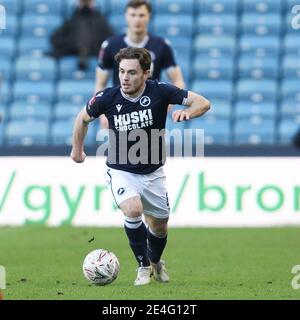 London, Großbritannien. Januar 2021. Ben Thompson von Millwall in Aktion während des FA Cup 4. Runde Spiel zwischen Millwall und Bristol City in Den, London, England am 23. Januar 2021. Foto von Ken Sparks. Nur redaktionelle Verwendung, Lizenz für kommerzielle Nutzung erforderlich. Keine Verwendung bei Wetten, Spielen oder Veröffentlichungen einzelner Vereine/Vereine/Spieler. Kredit: UK Sports Pics Ltd/Alamy Live Nachrichten Stockfoto