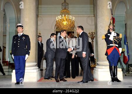 Der französische Präsident Nicolas Sarkozy und seine Frau Carla Bruni-Sarkozy empfangen Marokkos König Mohammed VI. Und seinen Bruder Prinz Moulay Rachid am 16. Oktober 2009 zum Abendessen im Elysee-Palast in Paris. Der König ist auf einem privaten Besuch in Frankreich. Foto von Balkis Press/ABACAPRESS.COM Stockfoto