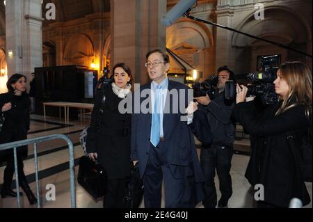 Der ehemalige EADS-Vizepräsident Jean-Louis Gergorin kommt am 22. Oktober 2009 im Pariser Gerichtsgebäude während des sogenannten "Clearstream-Affaire"-Prozesses in Frankreich an. Der ehemalige französische Premierminister und Außenminister Dominique de Villepin wird verdächtigt, 2004 eine gefälschte Liste von Kontoinhabern bei der Clearstream-Bank, zu der auch der Name des französischen Präsidenten Nicolas Sarkozy gehörte, zu organisieren. Zwei der Führungskräfte der europäischen Verteidigungsgesellschaft (EADS), Ex-Vizepräsident Jean-Louis Gergorin und Forschungsleiter Imad Lahoud, werden ebenfalls mit Anklage konfrontiert, zusammen mit dem Journalisten Denis Robert, der die Geschichte brach, und dem Buchhalter Flo Stockfoto