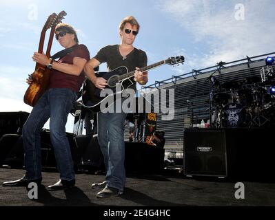 Bon Jovi Gitarrist Richie Sambora (L) und Sänger Jon Bon Jovi treten während des Konzerts vor dem neuen Meadowlands Stadium während eines speziellen Konzert-/Medienevents in den Meadowlands, NJ, USA, am 22. Oktober 2009 auf. Foto von Fernando Leon/ABACAPRESS.COM Stockfoto