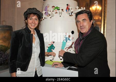 Francois Cluzet und seine Frau nehmen an der Ausstellung "Barriques Hautes Coutures" Teil, die Gerard Bru am 26. Oktober 2009 im Hotel Westin in Paris, Frankreich, präsentierte. Foto von Giancarlo Gorassini/ABACAPRESS.COM Stockfoto