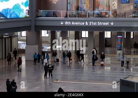 New York, USA. 23. Januar 2021 - New York City, New York, USA: Passagiere durchqueren am 23. Januar die neu eröffnete Daniel Patrick Moynihan Train Hall in New York City. Die Halle ist eine Erweiterung der New Yorker Pennsylvania Station in das angrenzende James A. Farley Building, das ehemalige Hauptpostgebäude der Stadt, und das große Oberlicht bietet eine offene und luftige Atmosphäre. Quelle: Adam Stoltman/Alamy Live News Stockfoto