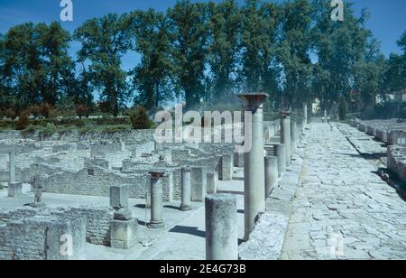 Ruinen der römischen Siedlung in Vaison-la-Romaine, Stadt in der Region Provence-Alpes-Côte d'Azur im Südosten Frankreichs. Hauptstraße mit Geschäften. Archivscan von einem Dia. Juni 1975. Stockfoto