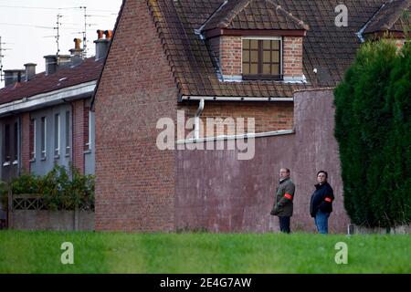 Belgische Polizisten durchsuchten am 27. Oktober 2009 das Haus des vier Jahre alten vermissten Younes Jratlou in Le Bizet im Süden Belgiens. Wichtige französische und belgische Polizeikräfte wurden auf beiden Seiten der Grenze ausgestellt, um das Kind zu finden. Foto b Stockfoto