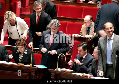 Der französische Minister für Familie und Solidarität, Nadine Morano und Laurent Wauquiez, Staatssekretär für Beschäftigung und französischer Minister für Gesundheit, Jugend und Sport Roselyne Bachelot und der französische Minister für Ökologie Jean-Louis Borloo sowie der französische Premierminister Francois Fillon und der französische Minister für Haushalt, Öffentliche Finanzen und der öffentliche Dienst Eric Woerth nimmt am 27. Oktober 2009 an einer Arbeitssitzung in der Nationalversammlung in Paris Teil. Foto von Stephane Lemouton/ABACAPRESS.COM Stockfoto