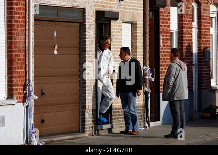 Männer der belgischen Wissenschaftspolizei führten am 28. Oktober 2009 den ganzen Tag Ermittlungen im Haus des vierjährigen vermissten Younes Jratlou in Le Bizet, Südbelgien. Wichtige französische und belgische Polizeikräfte wurden auf beiden Seiten der Grenze ausgestellt Stockfoto