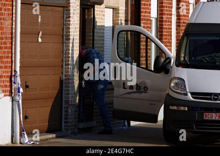 Männer der belgischen Wissenschaftspolizei führten am 28. Oktober 2009 den ganzen Tag Ermittlungen im Haus des vierjährigen vermissten Younes Jratlou in Le Bizet, Südbelgien. Wichtige französische und belgische Polizeikräfte wurden auf beiden Seiten der Grenze ausgestellt Stockfoto