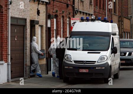 Männer der belgischen Wissenschaftspolizei führten am 28. Oktober 2009 den ganzen Tag Ermittlungen im Haus des vierjährigen vermissten Younes Jratlou in Le Bizet, Südbelgien. Wichtige französische und belgische Polizeikräfte wurden auf beiden Seiten der Grenze ausgestellt Stockfoto