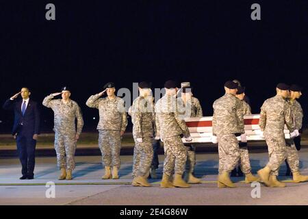 Präsident Barack Obama, Generalmajor Daniel V. Wright und Army Brig. Gen. Michael S. repass (l-r) zu Ehren als Team von Soldaten tragen die Überreste der Armee Sgt. Dale R. Griffin während einer würdevollen Transferzeremonie auf der Dover Air Force Base, DE, USA am 29. Oktober 2009. Obame ist der erste US-Präsident, der an einer würdevollen Transferzeremonie teilnimmt. Foto von Jason Minto/DOD via ABACAPRESS.COM Stockfoto