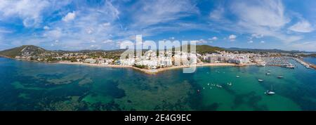 Panorama hohe Auflösung breite Luftaufnahme der Strandfront in Ibiza in Spanien, zeigt die spanischen Küsten Strände und die Marina Santa Eulalia in Stockfoto