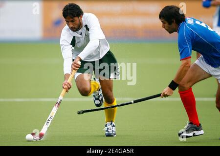 Der französische MONNIER Nicolas kämpft mit dem pakistanischen ABBASI Shakeel während des Weltcup-Qualifikationsspiels 2009 der Internationalen Hockey-Föderation (FIH) zwischen Frankreich und Pakistan am 3. November 2009 in Lille, Frankreich, um den Ball. Foto von Mikael Libert/ABACAPRESS.COM Stockfoto