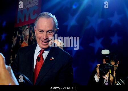 Datei Foto - der amtierende Bürgermeister von New York, Michael Bloomberg, dankt Unterstützern, nachdem er für die dritte Amtszeit wiedergewählt wurde und den Demokraten Bill Thompson am 3. November 2009 im Sheraton New York Hotel in New York City, NY, USA besiegt hat. Mike (Michael) Bloomberg trat offiziell in die 2020 demokratischen Präsidentschaftswahlen Sonntag. Während Bloomberg noch nicht alle Details seiner Plattform bekannt geben muss, liefern seine 12-jährige Tätigkeit als Bürgermeister sowie seine aktive Philanthropie in politischen Fragen gute Hinweise. Foto von Dennis Van Tine/ABACAPRESS.COM Stockfoto