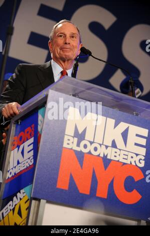 Datei Foto - der amtierende Bürgermeister von New York, Michael Bloomberg, dankt Unterstützern, nachdem er für die dritte Amtszeit wiedergewählt wurde und den Demokraten Bill Thompson am 3. November 2009 im Sheraton New York Hotel in New York City, NY, USA besiegt hat. Mike (Michael) Bloomberg trat offiziell in die 2020 demokratischen Präsidentschaftswahlen Sonntag. Während Bloomberg noch nicht alle Details seiner Plattform bekannt geben muss, liefern seine 12-jährige Tätigkeit als Bürgermeister sowie seine aktive Philanthropie in politischen Fragen gute Hinweise. Foto von Dennis Van Tine/ABACAPRESS.COM Stockfoto