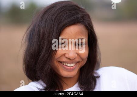 Nahaufnahme Porträt einer schönen jungen afrikanischen Frau lächeln Stockfoto