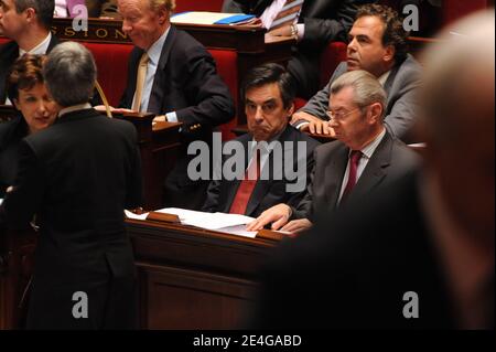 Der französische Minister für Gesundheit, Jugend und Sport Roselyne Bachelot, der französische Premierminister Francois Fillon, der französische Vizeminister für die Beziehungen zum parlament Henri de Raincourt und der französische Minister für nationale Bildung und Regierungssprecher Luc Chatel nehmen am 4. November 2009 an einer Arbeitssitzung in der Nationalversammlung in Paris Teil. Foto von Mousse/ABACAPRESS.COM Stockfoto