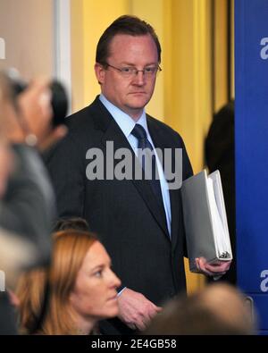 Pressesekretär Robert Gibbs sieht zu, wie Präsident Barack Obama eine Erklärung im Brady Briefing Room des Weißen Hauses vor dem Daily Briefing abgibt, in der er der American Association of Retired Persons (AARP) und der American Medical Association (AMA) für ihre Unterstützung seiner Bemühungen zur Reform der dankt Gesundheitssystem in Washington DC, USA am 5. November 2009. Foto von Ron Sachs/ABACAPRESS.COM (im Bild: Robert Gibbs) Stockfoto