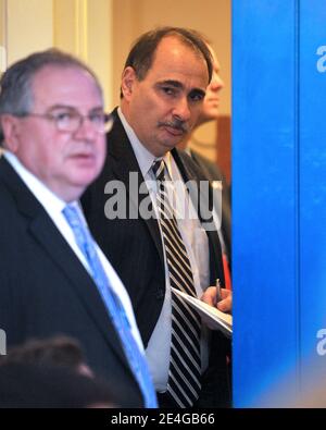 Senior Advisor David Axelrod schaut durch die Tür, während Präsident Barack Obama vor dem Daily Briefing eine Erklärung im Brady Briefing Room des Weißen Hauses abgibt, in der er der American Association of Rentners (AARP) und der American Medical Association (AMA) für ihre Unterstützung seiner Bemühungen dankt Reform des Gesundheitssystems in Washington DC, USA am 5. November 2009. Foto von Ron Sachs/ABACAPRESS.COM (im Bild: David Axelrod) Stockfoto