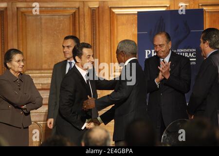 Simone Veil, der französische Präsident Nicolas Sarkozy, der französische ehemalige Präsident Jacques Chirac, Kofi Annan und Federico Mayor nehmen an der Preisverleihung des Fondation Chirac Conflit Prevention Prize an der Universität La Sorbonne in Paris, Frankreich, am 6. November 2009 Teil. Foto von Albert Facelly/Pool/ABACAPRESS.COM Stockfoto