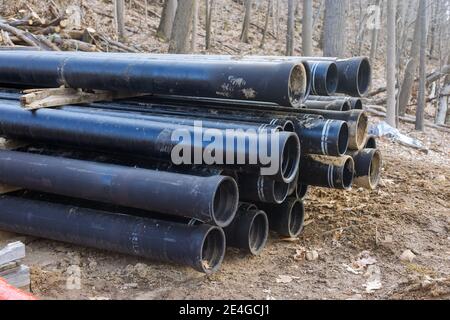 Kunststoff Haupt schwarze Rohre auf Haufen von Polyethylenrohren für Ein Wasserversorgungssystem für die Verlegung der städtischen Kommunikation von zu Hause Stockfoto