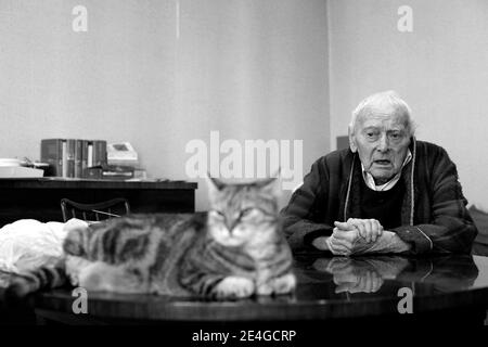 Ausschlussf. Maurice Arnoult le doyen des Justes photographie a Paris, France le 6 Novembre 2009. Maurice Arnoult, ne le 23 juin 1908, a Bagneaux sur Loing en seine-et-Marne, pres de Nemours. Chevalier de la Legion d honneur, Juste des Nations, Medaille de vermeil de la ville de Paris. Installe depuis 1937 dans son Atelier de la rue de Belleville, il etait l un des derniers bottiers de Belleville, quartier qui fut, jusque dans les annees 70, un Centre important de Fabrication de la chaussure de luxe parisienne. Il transmettait, jusque l age 99 ans, son savoir-faire a des eleves de nationalites et Stockfoto