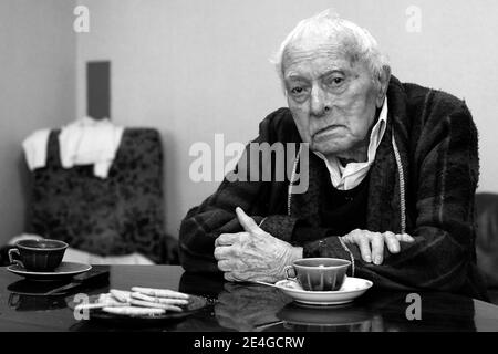 Ausschlussf. Maurice Arnoult le doyen des Justes photographie a Paris, France le 6 Novembre 2009. Maurice Arnoult, ne le 23 juin 1908, a Bagneaux sur Loing en seine-et-Marne, pres de Nemours. Chevalier de la Legion d honneur, Juste des Nations, Medaille de vermeil de la ville de Paris. Installe depuis 1937 dans son Atelier de la rue de Belleville, il etait l un des derniers bottiers de Belleville, quartier qui fut, jusque dans les annees 70, un Centre important de Fabrication de la chaussure de luxe parisienne. Il transmettait, jusque l age 99 ans, son savoir-faire a des eleves de nationalites et Stockfoto