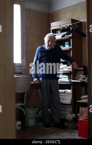 Ausschlussf. Maurice Arnoult le doyen des Justes photographie a Paris, France le 6 Novembre 2009. Maurice Arnoult, ne le 23 juin 1908, a Bagneaux sur Loing en seine-et-Marne, pres de Nemours. Chevalier de la Legion d honneur, Juste des Nations, Medaille de vermeil de la ville de Paris. Installe depuis 1937 dans son Atelier de la rue de Belleville, il etait l un des derniers bottiers de Belleville, quartier qui fut, jusque dans les annees 70, un Centre important de Fabrication de la chaussure de luxe parisienne. Il transmettait, jusque l age 99 ans, son savoir-faire a des eleves de nationalites et Stockfoto