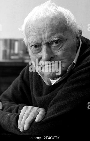 Ausschlussf. Maurice Arnoult le doyen des Justes photographie a Paris, France le 6 Novembre 2009. Maurice Arnoult, ne le 23 juin 1908, a Bagneaux sur Loing en seine-et-Marne, pres de Nemours. Chevalier de la Legion d honneur, Juste des Nations, Medaille de vermeil de la ville de Paris. Installe depuis 1937 dans son Atelier de la rue de Belleville, il etait l un des derniers bottiers de Belleville, quartier qui fut, jusque dans les annees 70, un Centre important de Fabrication de la chaussure de luxe parisienne. Il transmettait, jusque l age 99 ans, son savoir-faire a des eleves de nationalites et Stockfoto