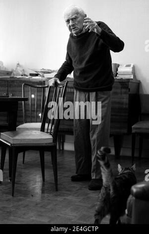 Ausschlussf. Maurice Arnoult le doyen des Justes photographie a Paris, France le 6 Novembre 2009. Maurice Arnoult, ne le 23 juin 1908, a Bagneaux sur Loing en seine-et-Marne, pres de Nemours. Chevalier de la Legion d honneur, Juste des Nations, Medaille de vermeil de la ville de Paris. Installe depuis 1937 dans son Atelier de la rue de Belleville, il etait l un des derniers bottiers de Belleville, quartier qui fut, jusque dans les annees 70, un Centre important de Fabrication de la chaussure de luxe parisienne. Il transmettait, jusque l age 99 ans, son savoir-faire a des eleves de nationalites et Stockfoto