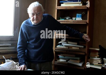 Ausschlussf. Maurice Arnoult le doyen des Justes photographie a Paris, France le 6 Novembre 2009. Maurice Arnoult, ne le 23 juin 1908, a Bagneaux sur Loing en seine-et-Marne, pres de Nemours. Chevalier de la Legion d honneur, Juste des Nations, Medaille de vermeil de la ville de Paris. Installe depuis 1937 dans son Atelier de la rue de Belleville, il etait l un des derniers bottiers de Belleville, quartier qui fut, jusque dans les annees 70, un Centre important de Fabrication de la chaussure de luxe parisienne. Il transmettait, jusque l age 99 ans, son savoir-faire a des eleves de nationalites et Stockfoto