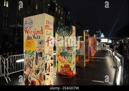 Domino errichtet entlang eines Abschnitts des Streifens, der einst Ost- und West-Berlin trennte, bevor er vom ehemaligen polnischen Präsidenten Lech Walesa verdrängt wurde - zwischen Brandenburger Tor und Pottsdamer Platz während der Feierlichkeiten zum 20. Jahrestag des Mauerfalls in Berlin am 9. November 2009. Foto von Jacques Witt/Pool/ABACAPRESS.COM Stockfoto