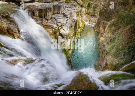 Wasserfall eines Bergflusses von oben gesehen fällt das Wasser in einen Pool kristalliner Gewässer in der Anisclo Schlucht, in den Pyrenäen von Huesca, Spa Stockfoto