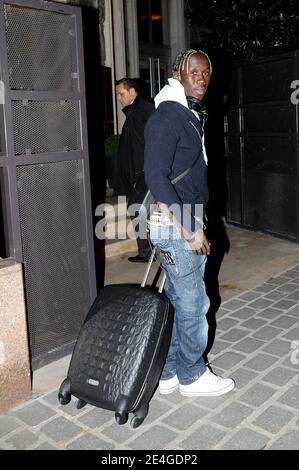 Der französische Fußballnationalspieler Bacary Sagna kommt am 9. November 2009 bei der FFF (Federation Francaise de Football) in Paris an. Foto von Thierry Plessis/ABACAPRESS.COM Stockfoto