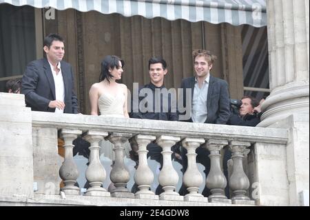 Regisseur Chris Weitz und die Schauspieler Kristen Stewart, Taylor Lautner und Robert Pattinson winken ihren Fans nach der Fotoausstellung für Chris Weitzs Film "The Twilight Saga: New Moon" am 10. November 2009 im Hotel Crillon zu. Foto von Jeremy Charriau/ABACAPRESS.COM Stockfoto