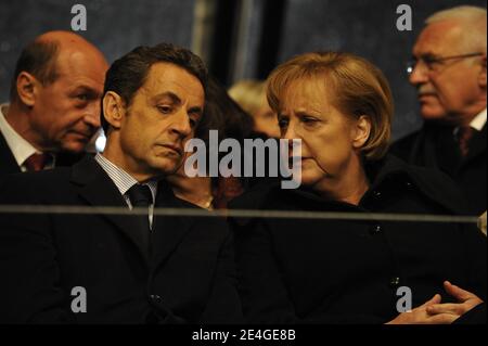 Der französische Staatspräsident Nicolas Sarkozy und Bundeskanzlerin Angela Merkel besuchen das Konzert der Berliner Staatskapelle anlässlich der Feierlichkeiten zum 20. Jahrestag des Mauerfalls in Berlin am 9. November 2009. Foto von Elodie Gregoire/ABACAPRESS.COM Stockfoto