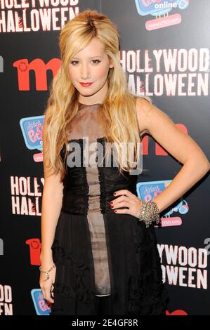 Schauspielerin und Sängerin Ashley Tisdale spaziert am 11. November 2009 zum ersten Mal über Hollywood Halloween auf dem roten Teppich im Marquee in New York City, NY, USA. Foto von Mehdi Taamallah/ABACAPRESS.COM (im Bild: Ashley Tisdale) Stockfoto