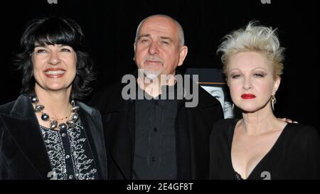 (L-R) Journalistin Christiane Amanpour mit den Sängern Peter Gabriel und Cyndi Lauper besuchen am 11. November 2009 das fünfte jährliche Focus for Change: Benefit Dinner und Konzert in New York City. Foto von Fernando Leon/ABACAPRESS.COM (im Bild: Christiane Amanpour; Peter Gabriel; Cyndi Lauper) ' Stockfoto