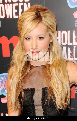 Schauspielerin und Sängerin Ashley Tisdale spaziert am 11. November 2009 zum ersten Mal über Hollywood Halloween auf dem roten Teppich im Marquee in New York City, NY, USA. Foto von Mehdi Taamallah/ABACAPRESS.COM (im Bild: Ashley Tisdale) Stockfoto