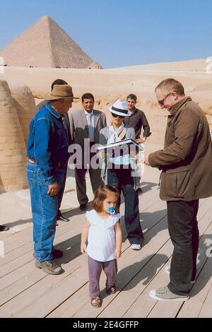 Hollywood-Schauspielerin Salma Hayek, ihr Mann Francois-Henri Pinault (R) und ihre Tochter Valentina gesehen während einer Tour durch die Großen Pyramiden von Gizeh mit Zahi Hawass (L), Chef des Obersten Rates der Altertümer Ägyptens, auf der Website von Gizeh, in der Nähe von Kairo, Ägypten, am 9. November 2009. Salma Hayek ist in Ägypten, um am Cairo International Film Festival teilzunehmen. Foto von Balkis Press/ABACAPRESS.COM Stockfoto