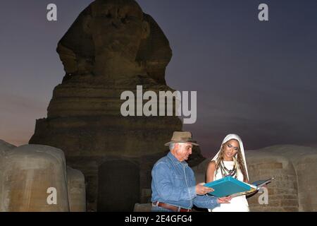 US-Sängerin Beyonce Knowles gesehen während einer Tour durch die Großen Pyramiden und Sphinx von Gizeh mit Zahi Hawass (L), Chef des Obersten Rates der Altertümer Ägyptens, auf der Website von Giza, in der Nähe von Kairo, Ägypten, am 7. November 2009. Foto von Balkis Press/ABACAPRESS.COM Stockfoto