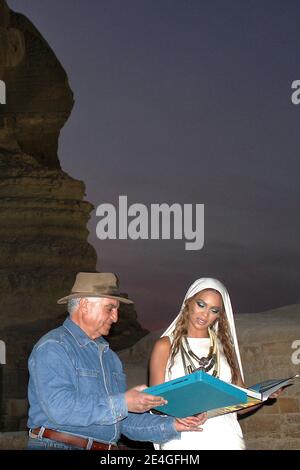 US-Sängerin Beyonce Knowles gesehen während einer Tour durch die Großen Pyramiden und Sphinx von Gizeh mit Zahi Hawass (L), Chef des Obersten Rates der Altertümer Ägyptens, auf der Website von Giza, in der Nähe von Kairo, Ägypten, am 7. November 2009. Foto von Balkis Press/ABACAPRESS.COM Stockfoto