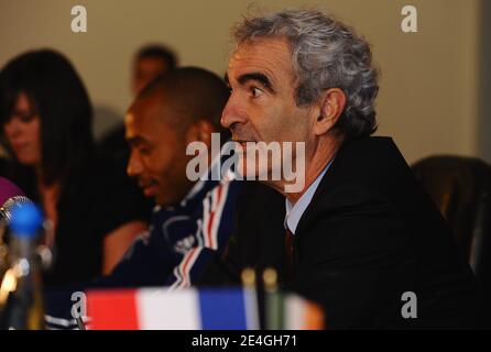 Frankreichs Trainer Raymond Domenech und Frankreichs Kapitän Thierry Henry während einer Pressekonferenz vor dem WM 2010 Qualifying Fußballspiel, Irland gegen Frankreich im Croke Park Stadion in Dublin, Irland am 14. November 2009. Foto von Steeve McMay/ABACAPRESS.COM Stockfoto