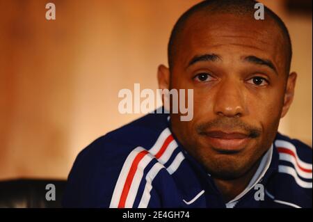 Frankreichs Trainer Raymond Domenech und Frankreichs Kapitän Thierry Henry während einer Pressekonferenz vor dem WM 2010 Qualifying Fußballspiel, Irland gegen Frankreich im Croke Park Stadion in Dublin, Irland am 14. November 2009. Foto von Steeve McMay/ABACAPRESS.COM Stockfoto