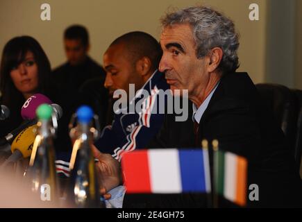 Frankreichs Trainer Raymond Domenech und Frankreichs Kapitän Thierry Henry während einer Pressekonferenz vor dem WM 2010 Qualifying Fußballspiel, Irland gegen Frankreich im Croke Park Stadion in Dublin, Irland am 14. November 2009. Foto von Steeve McMay/ABACAPRESS.COM Stockfoto