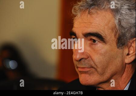 Frankreichs Trainer Raymond Domenech und Frankreichs Kapitän Thierry Henry während einer Pressekonferenz vor dem WM 2010 Qualifying Fußballspiel, Irland gegen Frankreich im Croke Park Stadion in Dublin, Irland am 14. November 2009. Foto von Steeve McMay/ABACAPRESS.COM Stockfoto