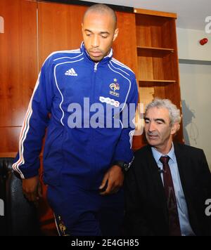 Frankreichs Trainer Raymond Domenech und Frankreichs Kapitän Thierry Henry während einer Pressekonferenz vor dem WM 2010 Qualifying Fußballspiel, Irland gegen Frankreich im Croke Park Stadion in Dublin, Irland am 14. November 2009. Foto von Steeve McMay/ABACAPRESS.COM Stockfoto