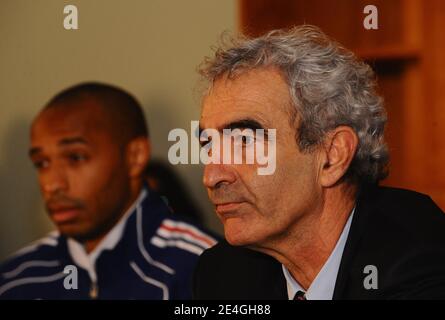 Frankreichs Trainer Raymond Domenech und Frankreichs Kapitän Thierry Henry während einer Pressekonferenz vor dem WM 2010 Qualifying Fußballspiel, Irland gegen Frankreich im Croke Park Stadion in Dublin, Irland am 14. November 2009. Foto von Steeve McMay/ABACAPRESS.COM Stockfoto